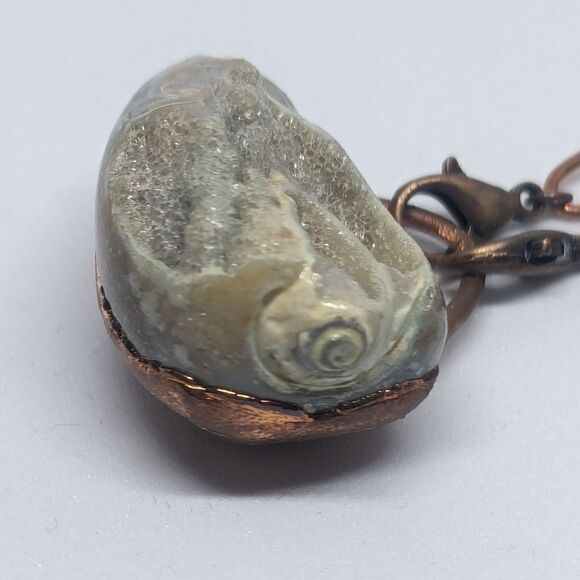 'Caracolito' Natural Druzy Shell & Tigers Eye Necklace - Picture 4 of 9